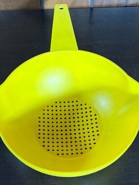 Vintage Tupperware Yellow 1 Quart Colander Strainer Dual Spouts #1200 - EUC